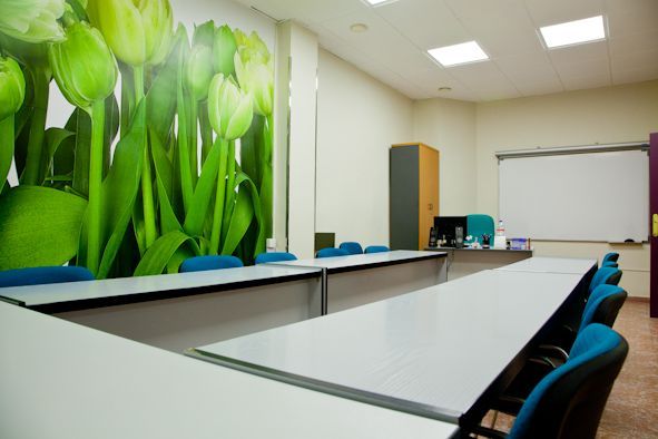 Fotografía de una de las aulas de Galilea Formación.