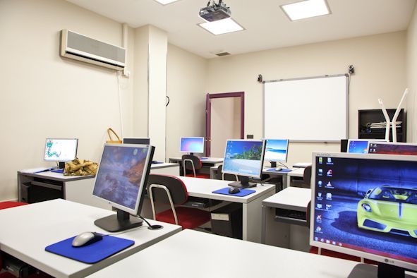 Fotografía de una de las aulas de Galilea Formación.