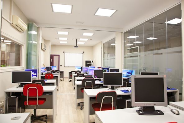 Fotografía de una de las aulas de Galilea Formación.