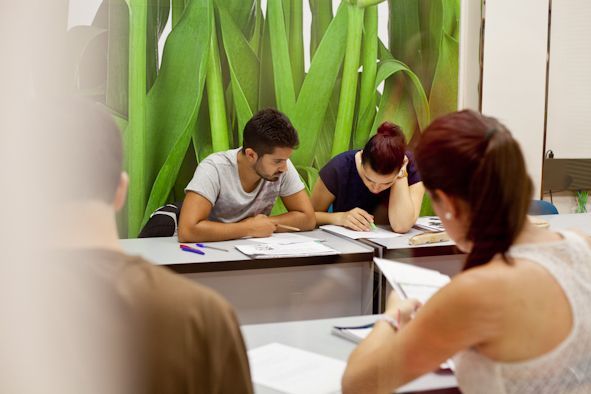 Fotografía de alumnos de Galilea formación estudiando.