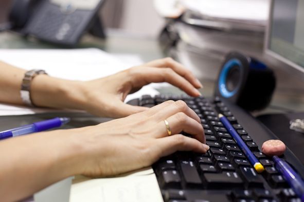 Fotografía de una manos tecleando en un teclado.
