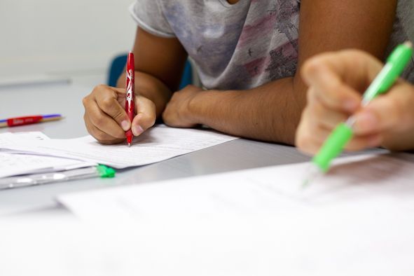 Fotografía de varios alumnos estudiando.