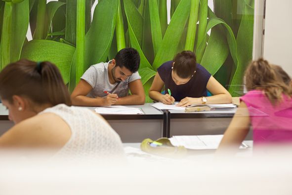 Fotografía de varios alumnos en el centro estudiando.