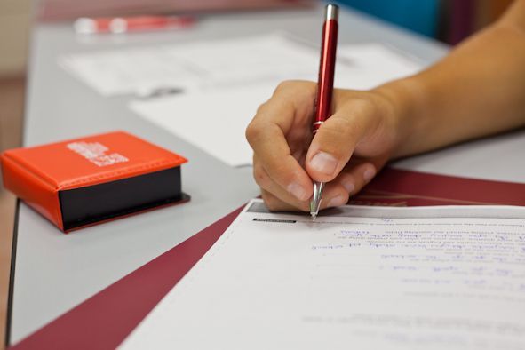 Fotografía de una persona escribiendo.