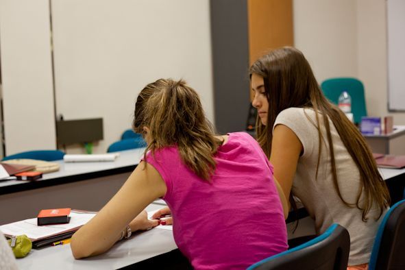 Fotografía de varios alumnos estudiando.