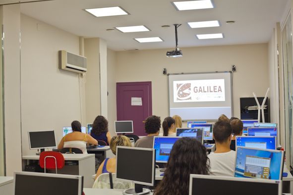Fotografía de una de las aulas de formación del centro de galilea formación.