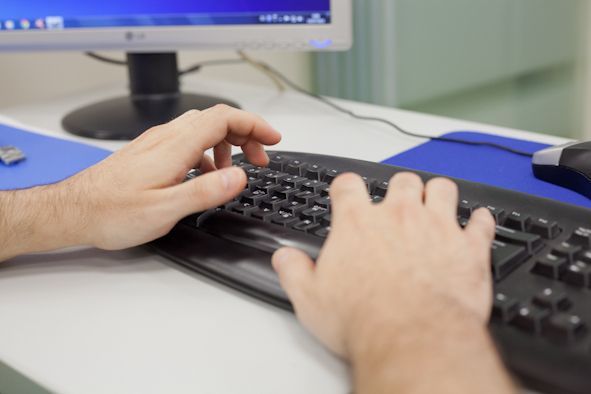 Fotografía de unas manos escribiendo en un teclado.