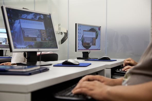 Fotografía de una de las aulas de formación del centro de galilea formación.