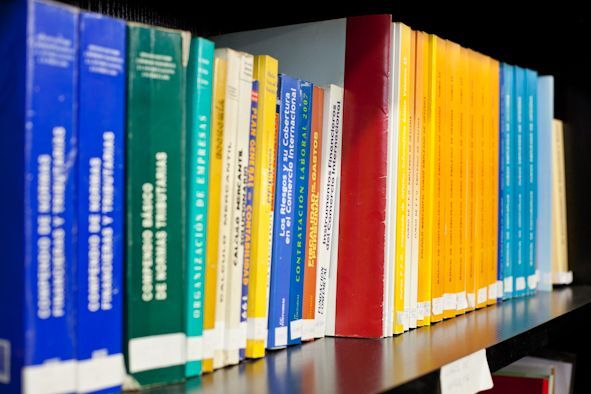 Fotografía de unos libros en una estantería.