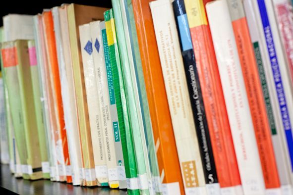 Fotografía de unos libros en una estantería.