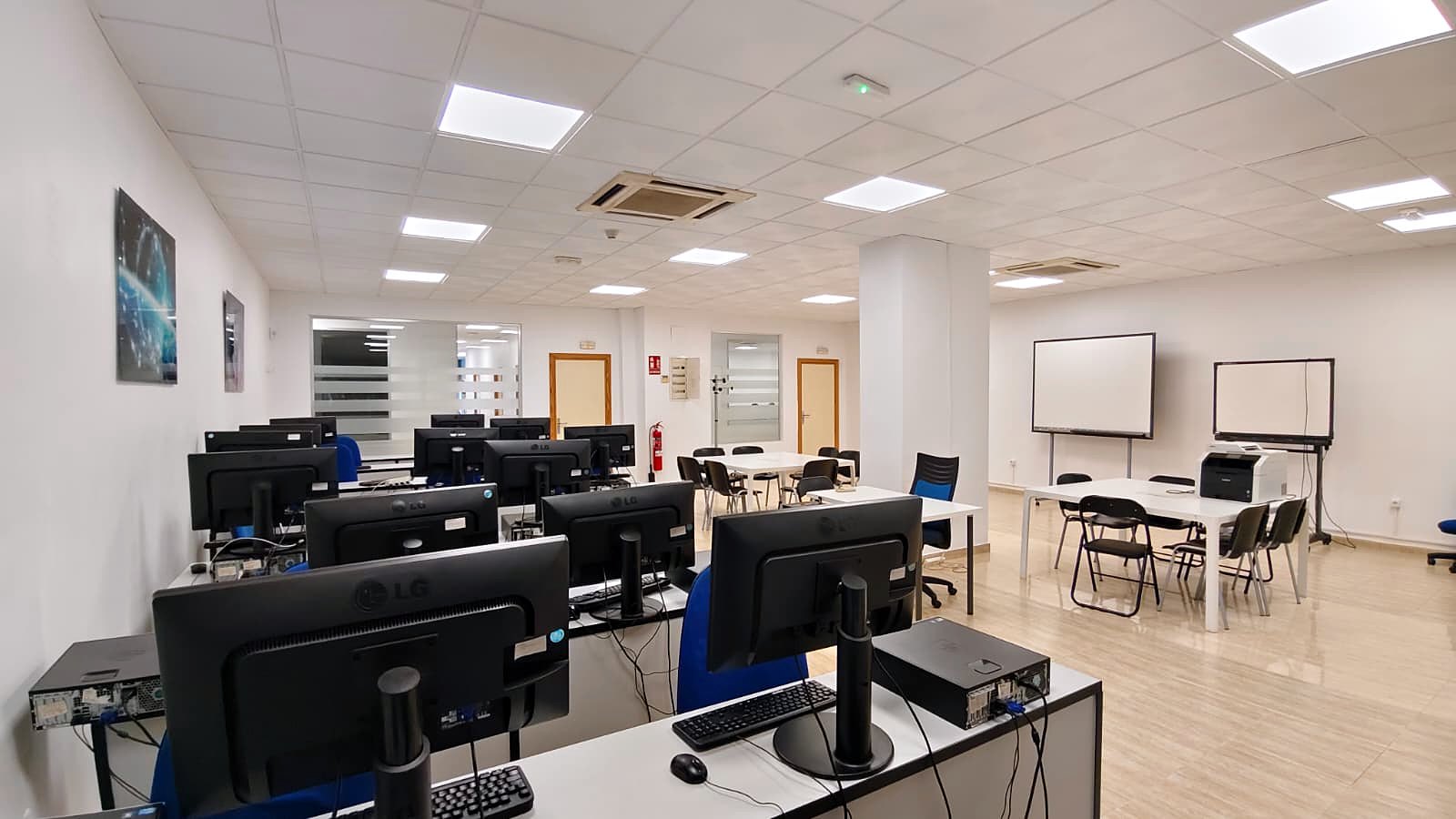 Aula de informática y zona de trabajo en grupo de Galilea