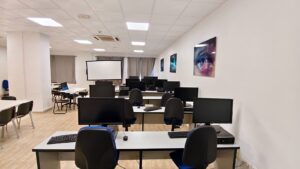 Puestos de ordenador del aula de informática de Galilea