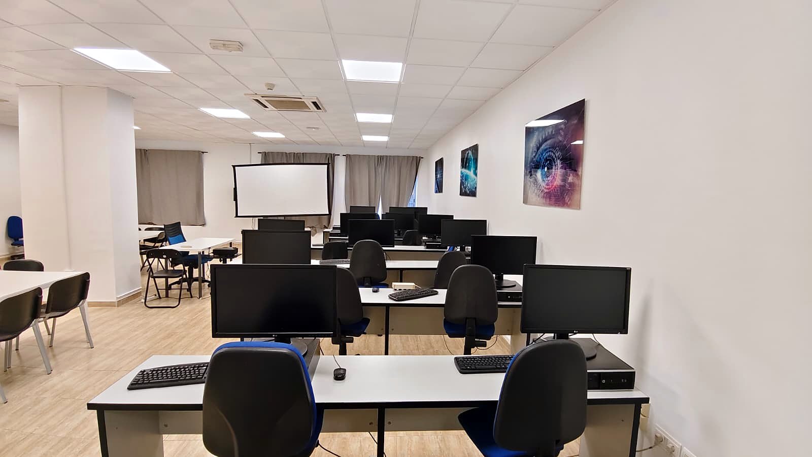 Puestos de ordenador del aula de informática de Galilea
